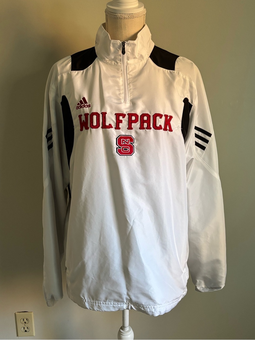 NC State Quarter Zip Windbreaker White
Long sleeves